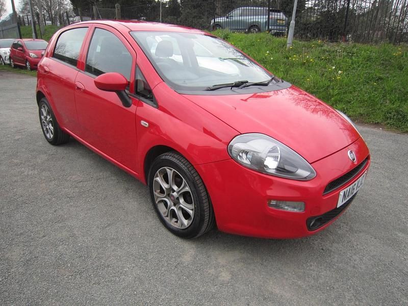 Used Fiat Punto Easy Plus 69 HP (50 kW) 2016 Red Hatchback