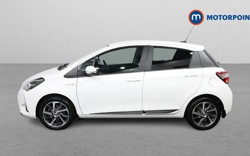 Used Toyota Yaris Hybrid 101 HP (74 kW) 2020 White Hatchback