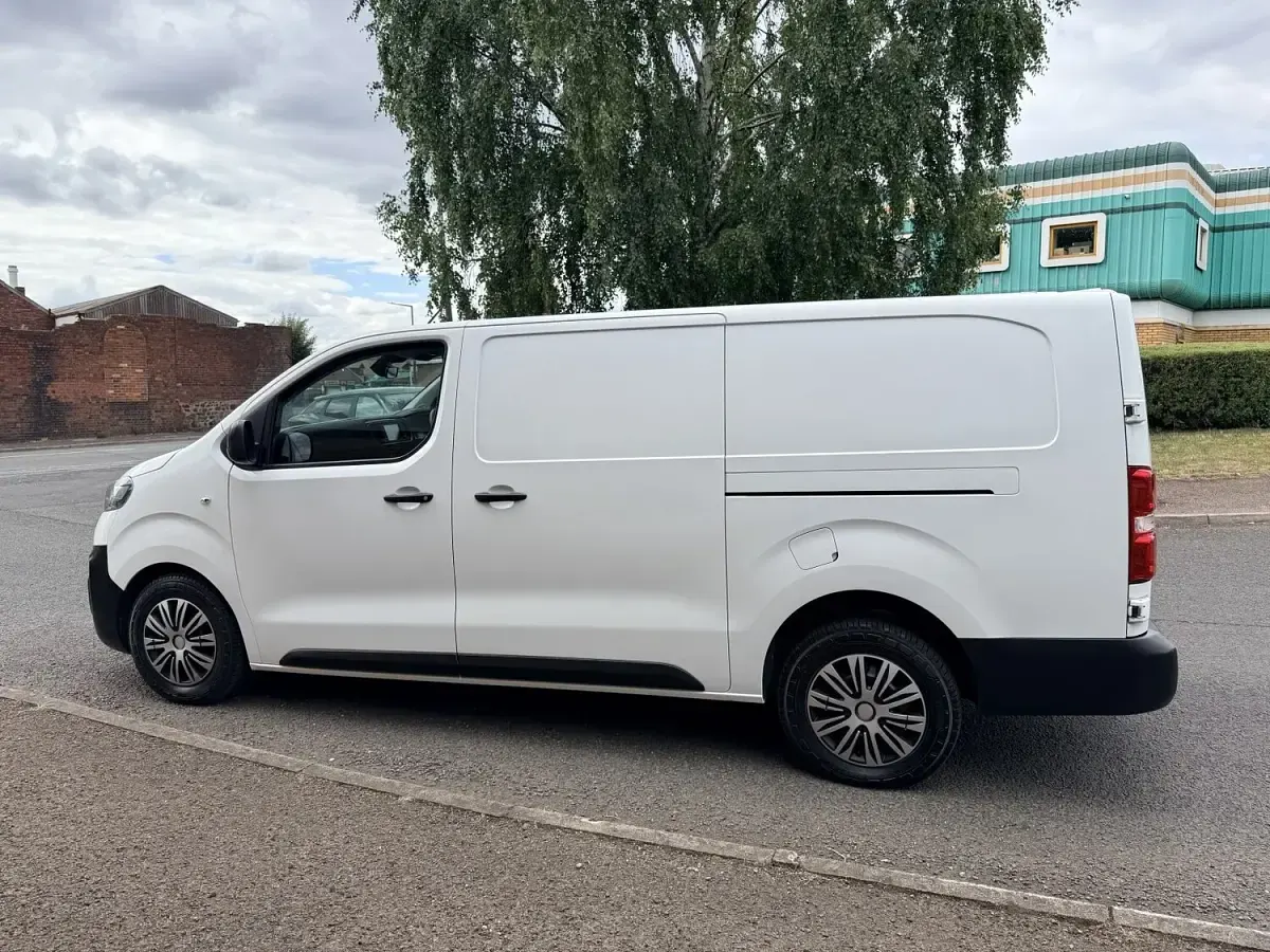 Used Vauxhall Vivaro 150 HP (110 kW) 2020 White MPV