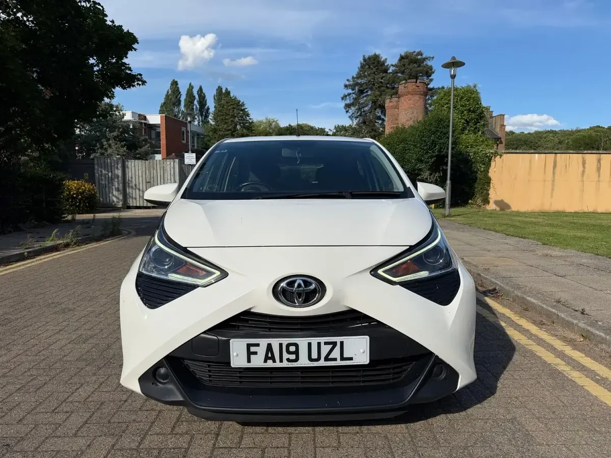 Used Toyota Aygo X-play 72 HP (52 kW) 2019 White Hatchback