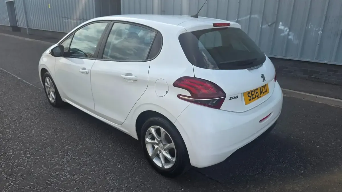 Käytetty Peugeot 208 Active 2015 Valkoinen Viistoperä