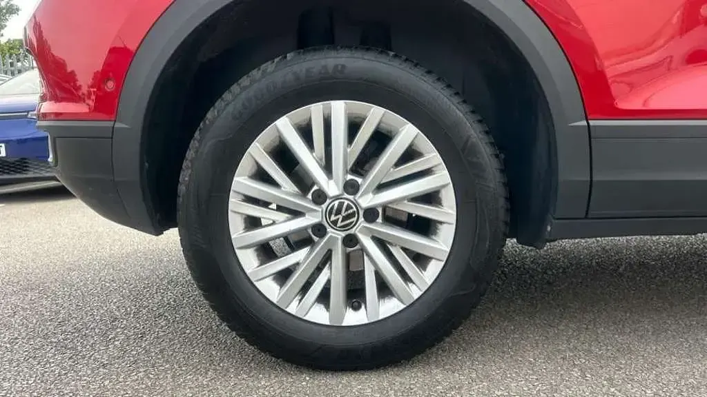Used VW T-Roc Life 150 HP (110 kW) 2023 Red SUV