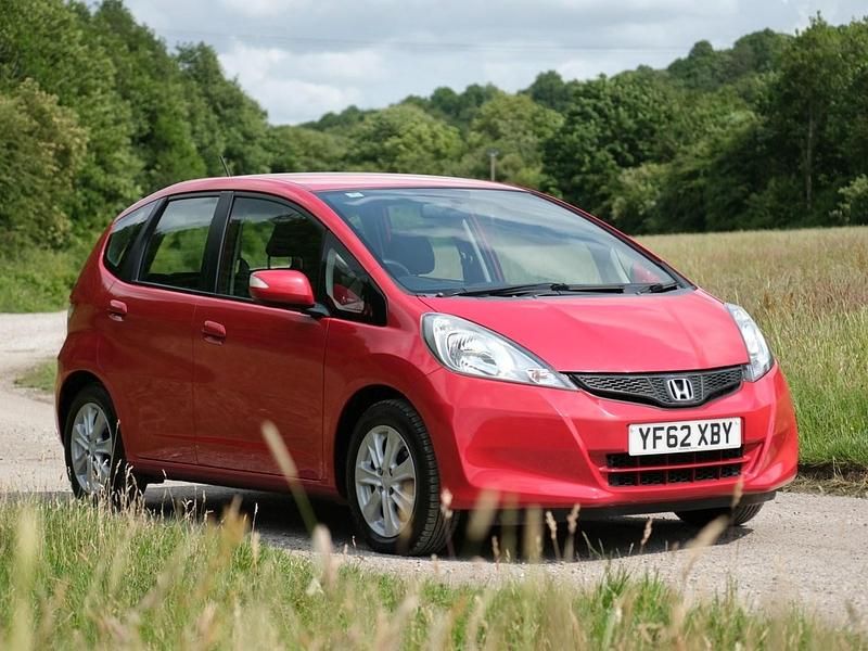 Second-hand Honda Jazz ES 99 CP (72 kW) 2013 Roșu Hatchback
