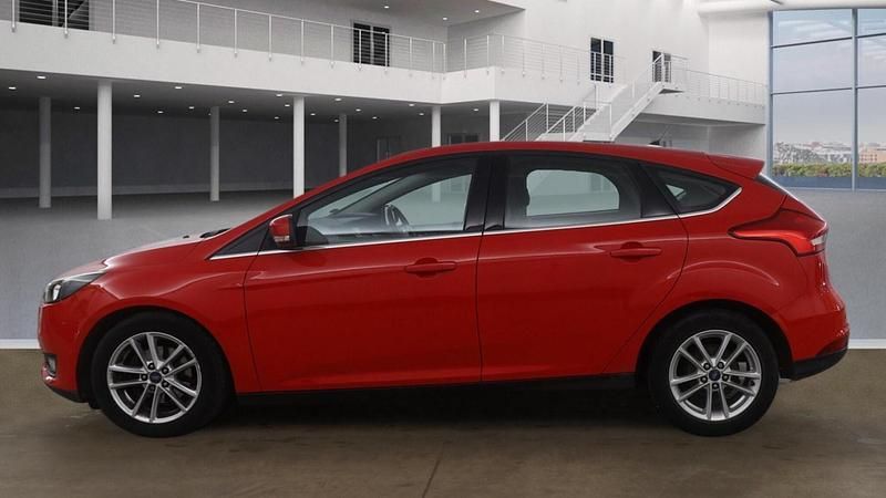 Used Ford Focus Zetec 125 HP (91 kW) 2016 Red Hatchback