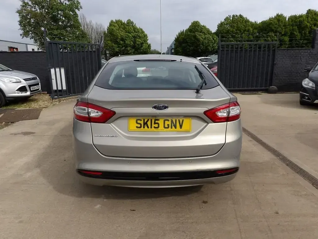 Used Ford Mondeo Titanium 115 HP (84 kW) 2015 Silver Hatchback