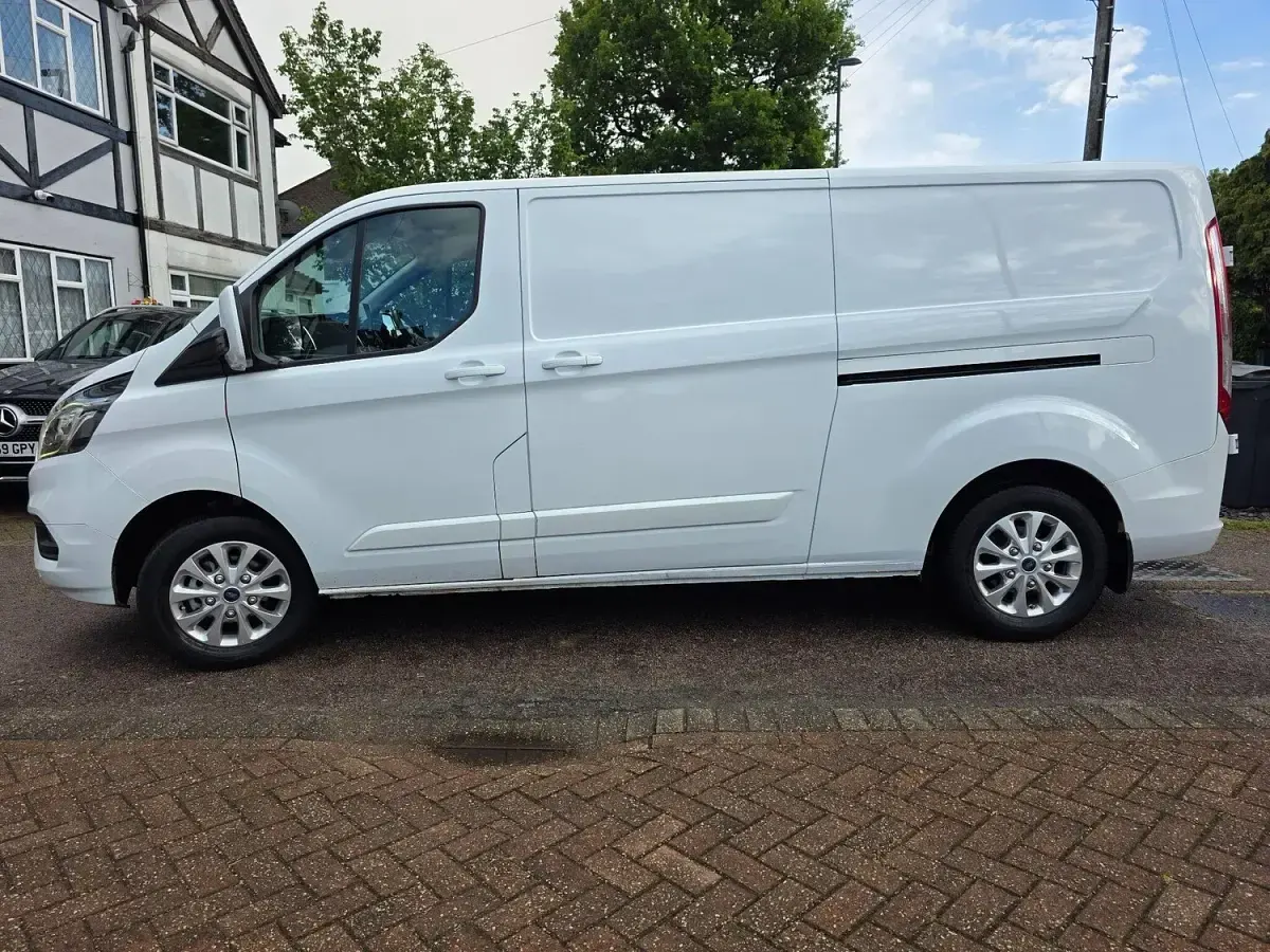 Used Ford Transit Custom Limited 130 HP (95 kW) 2020 White Van