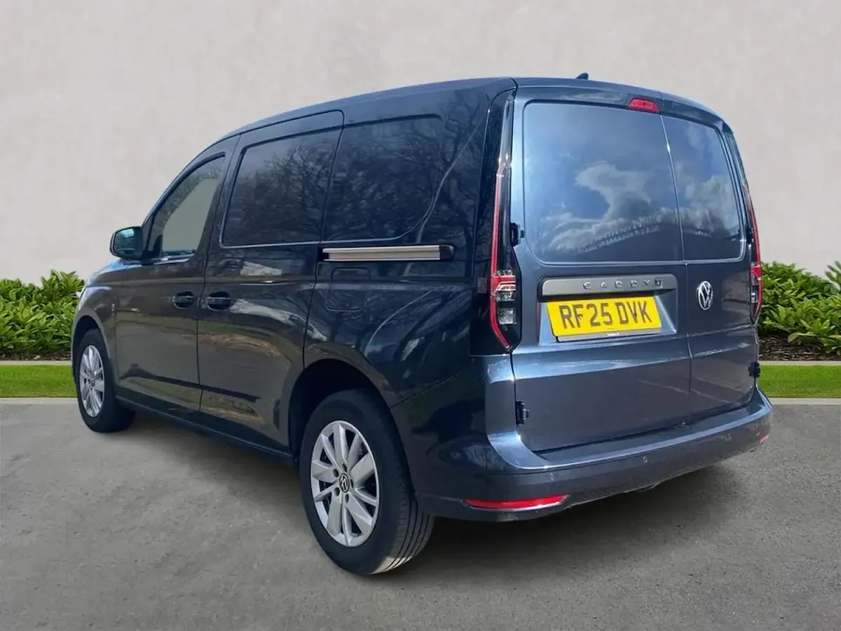 Usado VW Caddy Pro 116 HP (85 kW) 2025 Azul Monovolume