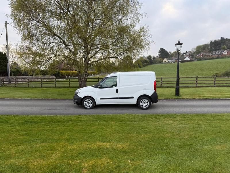 Used Fiat Doblò 105 HP (77 kW) 2018 White MPV