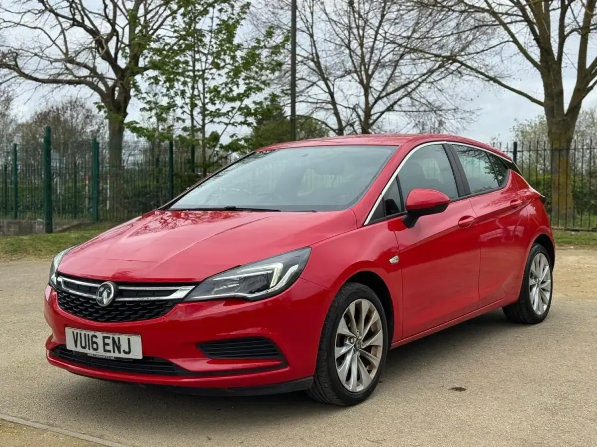 Second-hand Vauxhall Astra 100 CP (73 kW) 2016 Roșu Hatchback