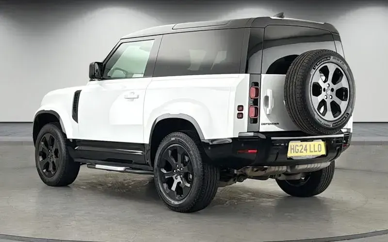 Used Land Rover Defender HSE Dynamic 250 HP (183 kW) 2024 Fuji white SUV