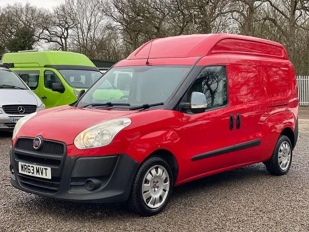 Begagnad Fiat Doblò 105 HK (77 kW) 2013 Röd Minibuss