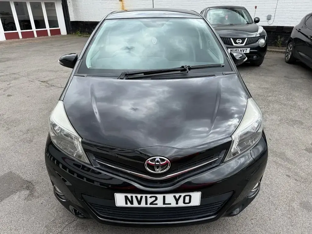 Used Toyota Yaris SR 99 HP (72 kW) 2012 Black Hatchback