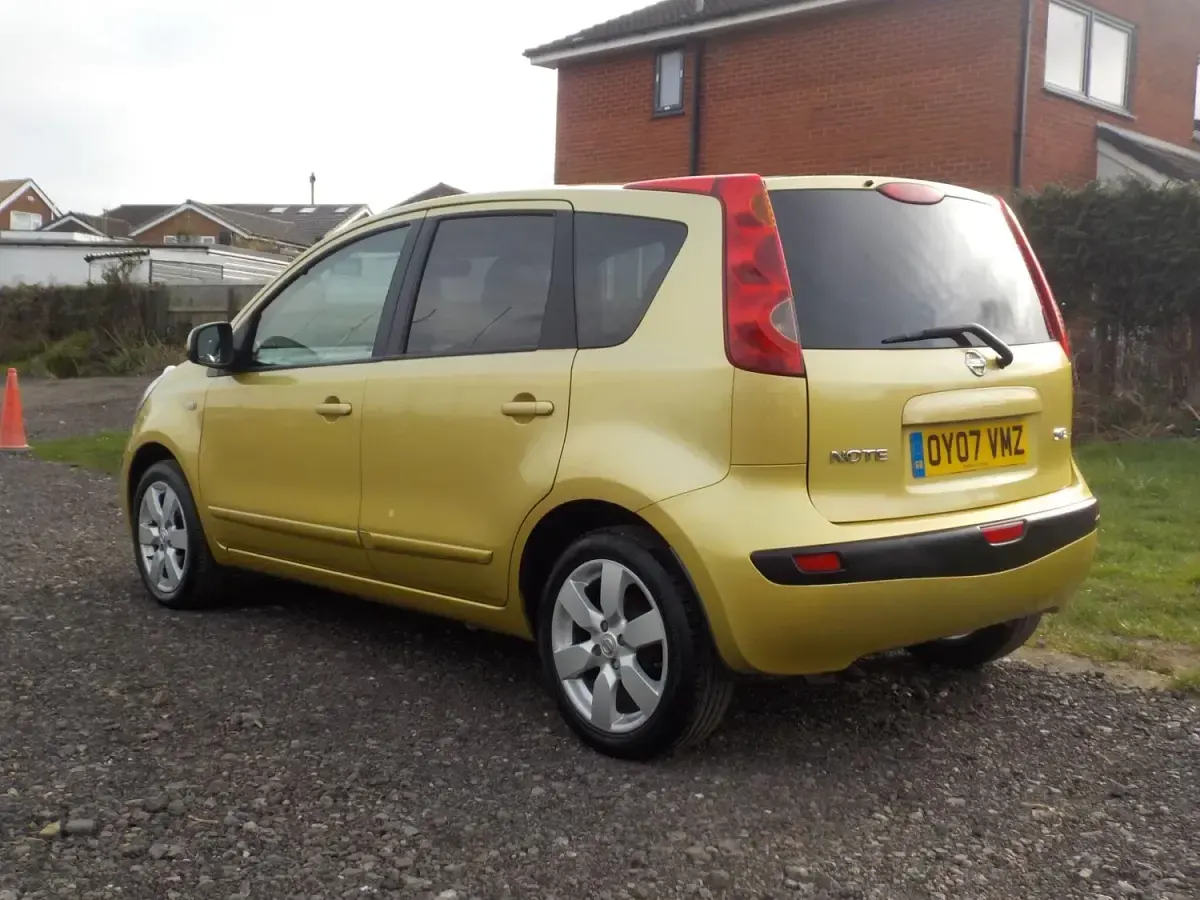 Begagnad Nissan Note 2007 Gul Halvkombi