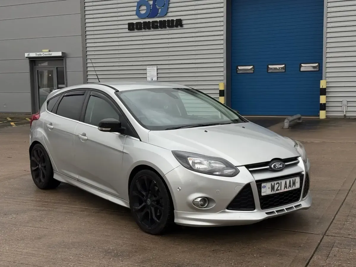 Używany Ford Focus Zetec 2014 Srebrny Hatchback
