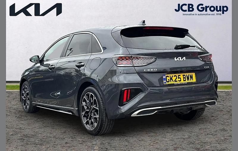 Usado Kia Ceed GT-Line 138 HP (101 kW) 2025 Cinzento Citadino