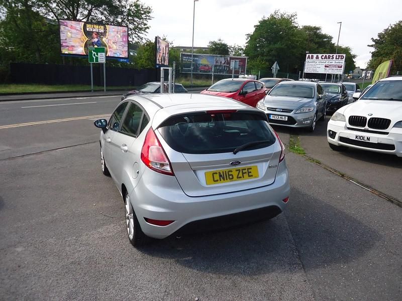 Usado Ford Fiesta Zetec 2016 Prateado Citadino