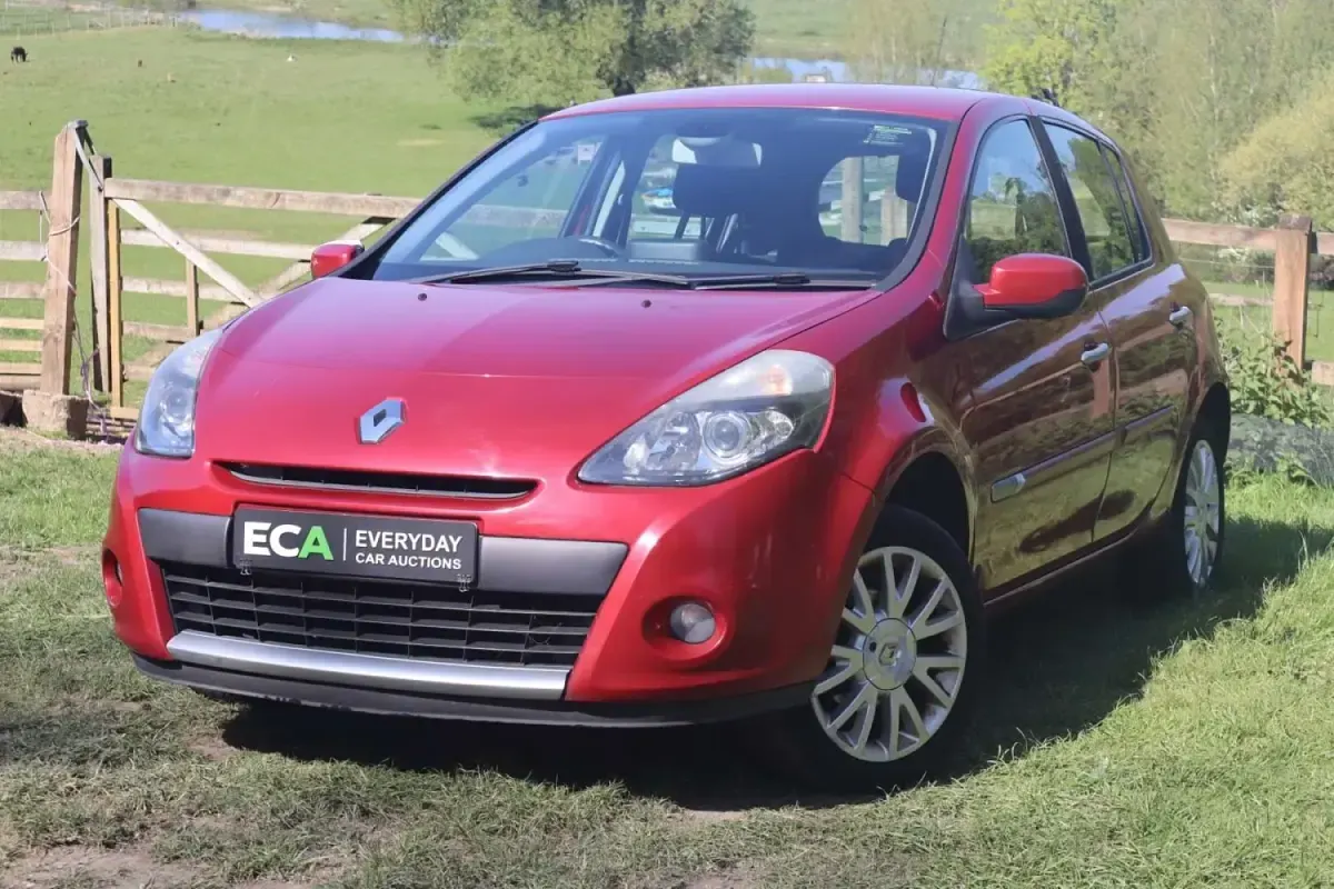Used Renault Clio II 86 HP (63 kW) 2009 Red Hatchback