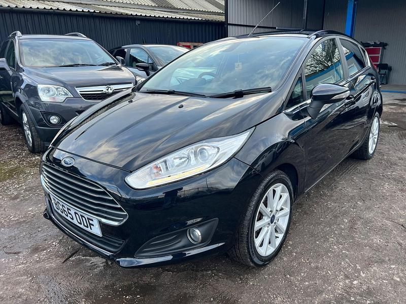 Begagnad Ford Fiesta Titanium 2015 Svart Halvkombi
