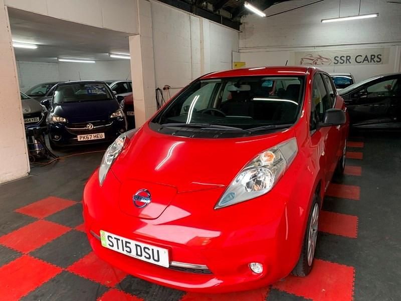 Begagnad Nissan Leaf Visia 80 kW (109 HK) 2015 Röd Halvkombi