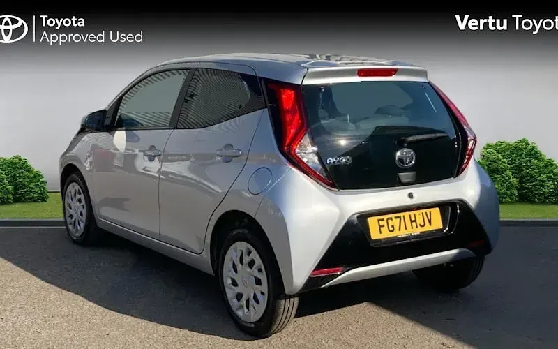 Used Toyota Aygo X-play 72 HP (52 kW) 2021 Silver splash (metallic paint) Hatchback
