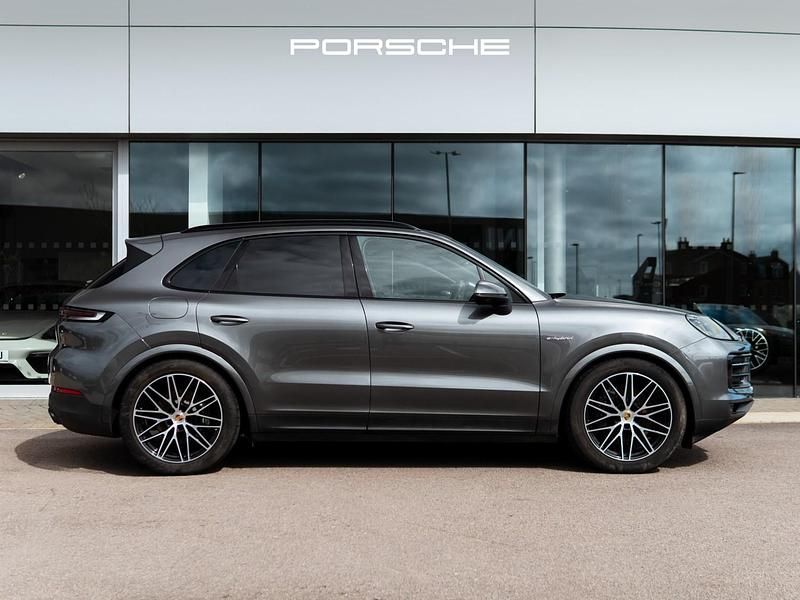 Begagnad Porsche Cayenne 2024 Grå SUV