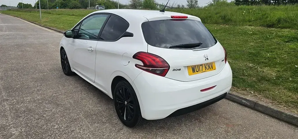 Używany Peugeot 208 2017 Biały Hatchback