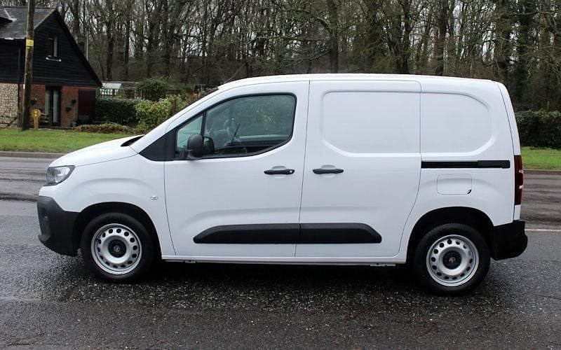 Used Vauxhall Combo S 102 HP (75 kW) 2024 White Van