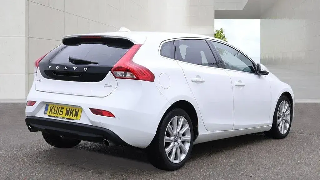 Used Volvo V40 SE Lux 190 HP (139 kW) 2015 White Hatchback