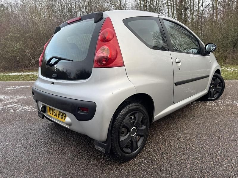 Used Peugeot 107 68 HP (50 kW) 2011 Silver Hatchback