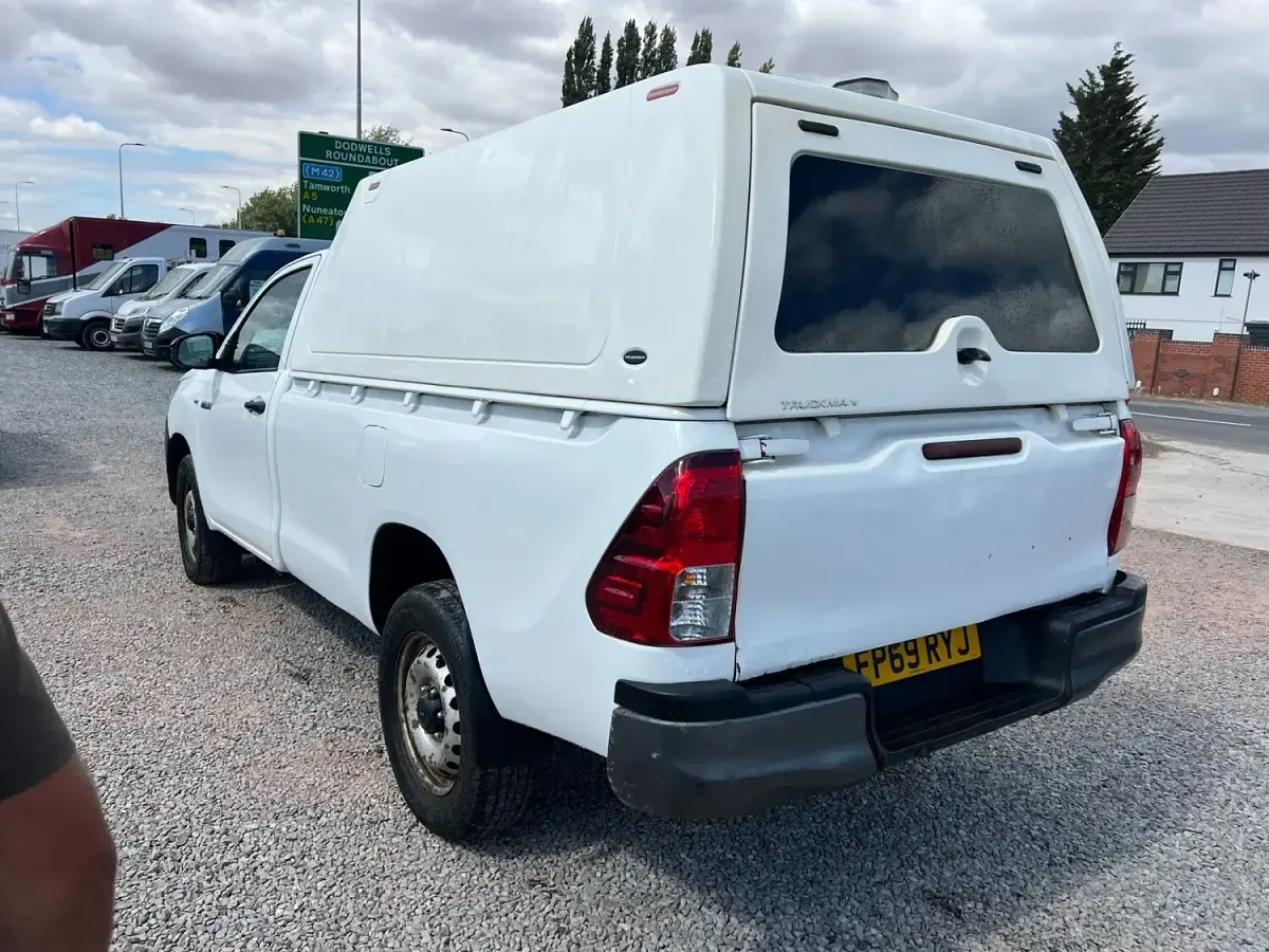 Used Toyota HiLux Active 150 HP (110 kW) 2019 White Pickup
