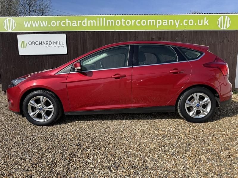 Used Ford Focus Zetec 125 HP (91 kW) 2011 Red Hatchback