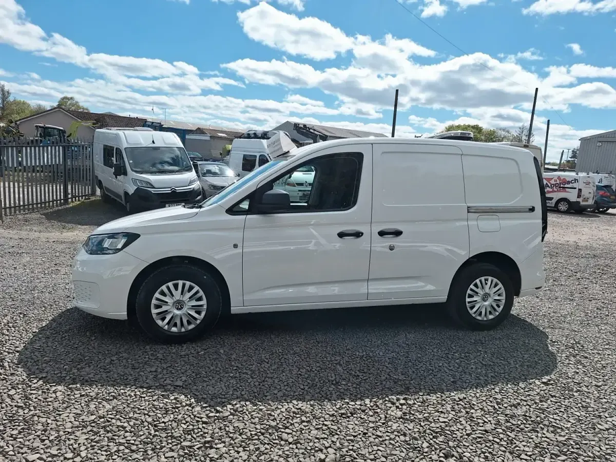 Usado VW Caddy 102 CV (75 kW) 2022 Blanco Monovolumen