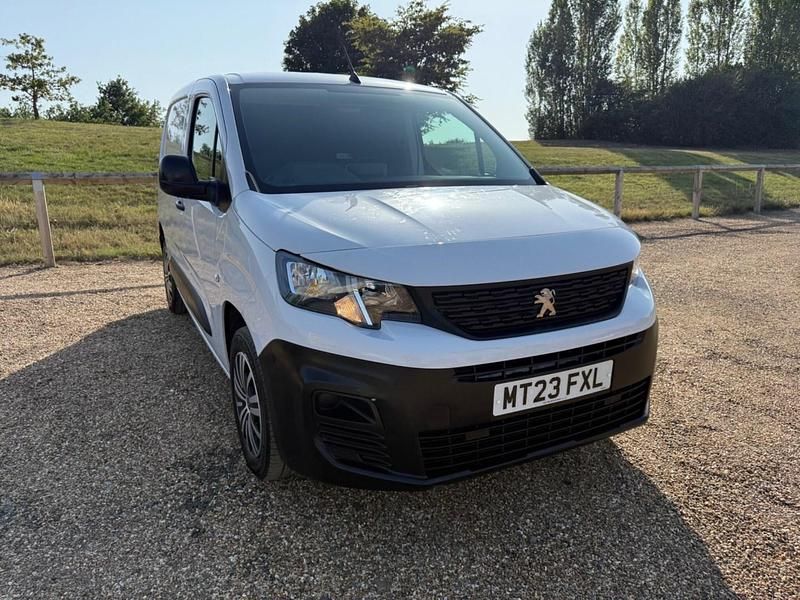 White Used 2023 Peugeot Partner Premium MPV | £12,475 (Fair price) - Image 1/4