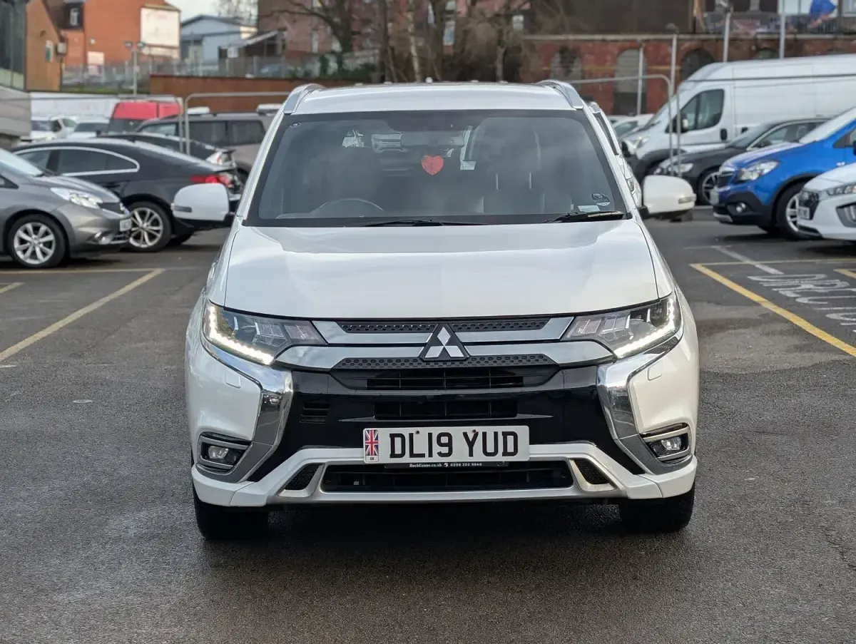 Used Mitsubishi Outlander P-HEV 174 HP (127 kW) 2019 White Estate