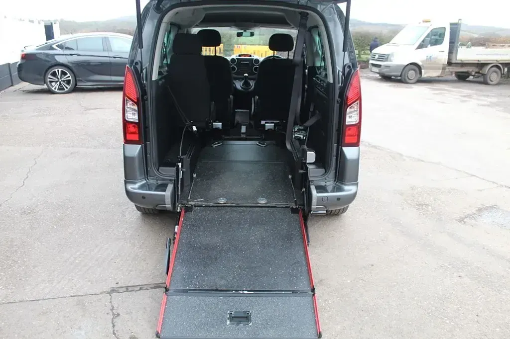 Used Peugeot Partner 100 HP (73 kW) 2018 Grey MPV