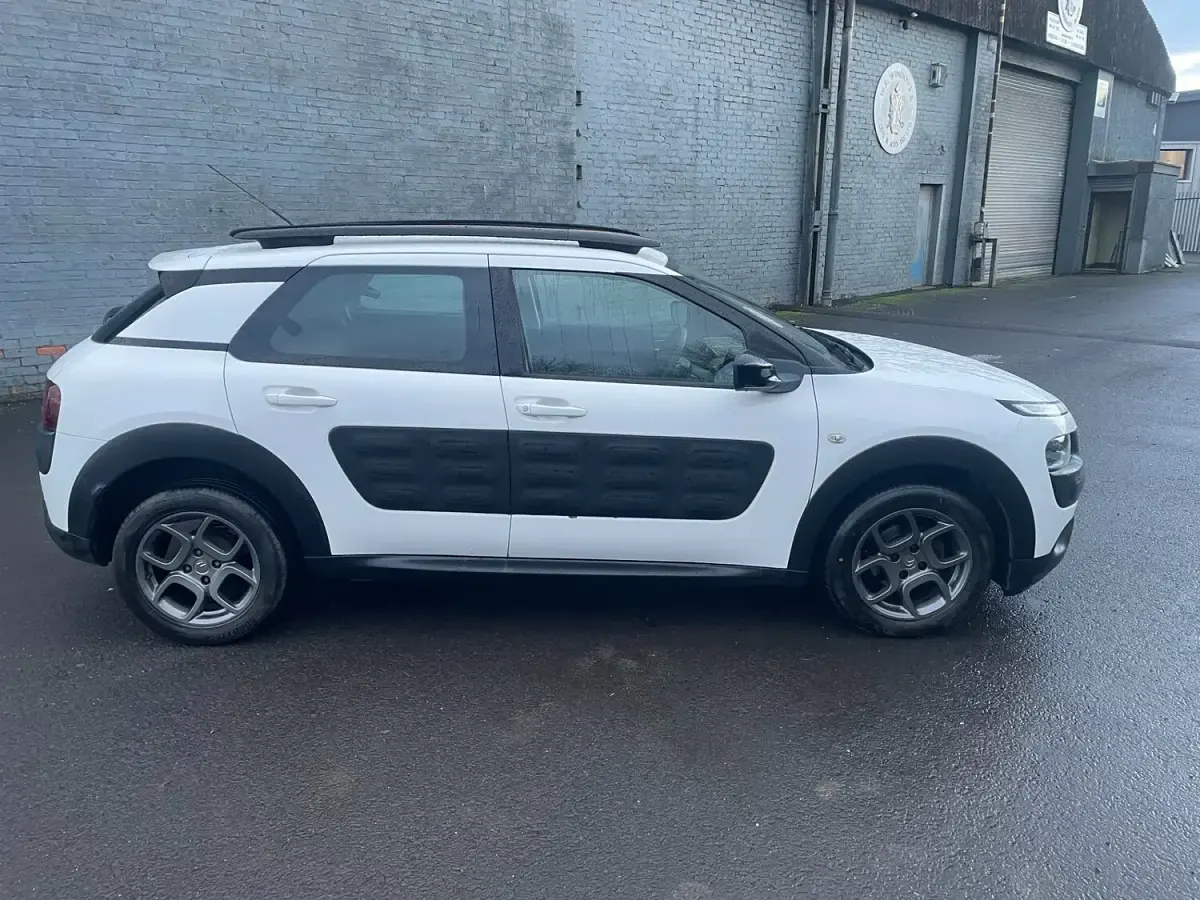 Used Citroën C4 Cactus Feel 100 HP (73 kW) 2015 White Hatchback