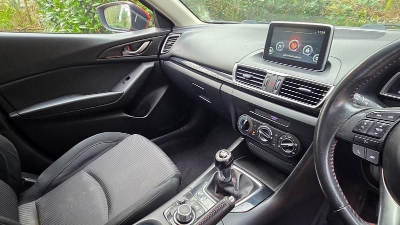 Used Mazda 3 100 HP (73 kW) 2015 Red Hatchback