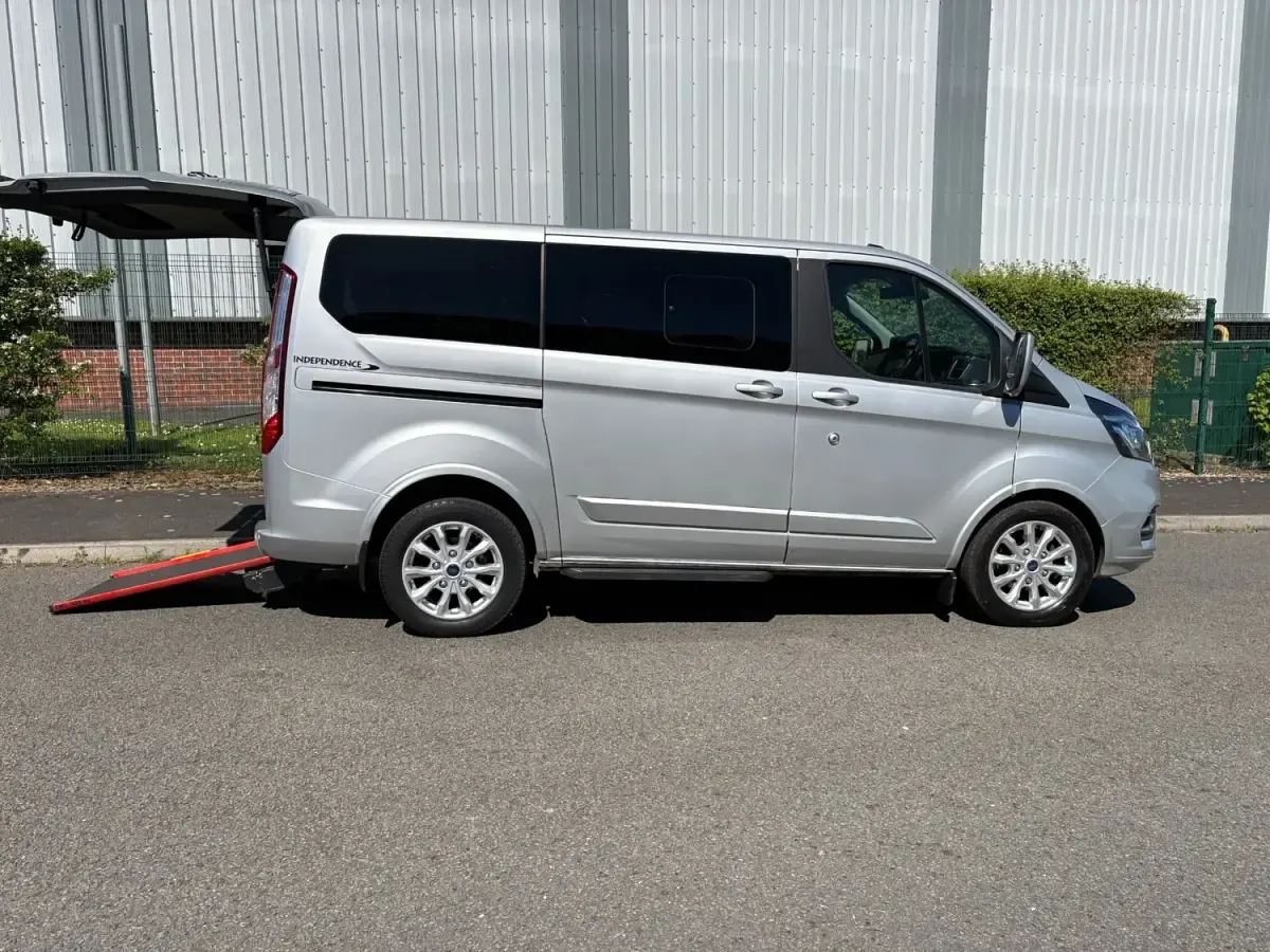 Usado Ford Tourneo Titanium 130 CV (95 kW) 2022 Plateado Monovolumen