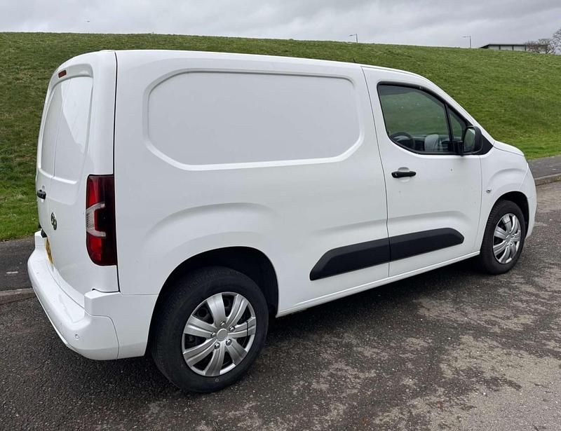 Używany Vauxhall Combo Sportive 100 KM (73 kW) 2020 Biały Minivan