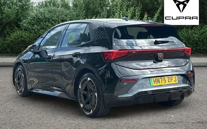 Begagnad Cupra Born e-Boost 169 kW (231 HK) 2026 Svart Halvkombi