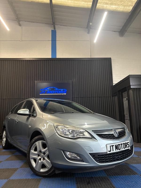 Silver Used 2011 Vauxhall Astra Estate | £2,995 (Expensive) - Image 1/4