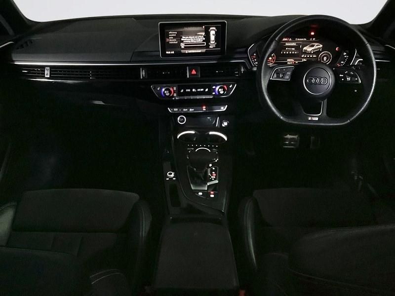 Używany Audi A4 Black Edition 190 KM (139 kW) 2019 Biały Sedan/Limuzyna