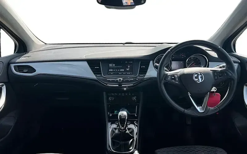 Begagnad Vauxhall Astra SRi 110 HK (80 kW) 2020 Svart Halvkombi