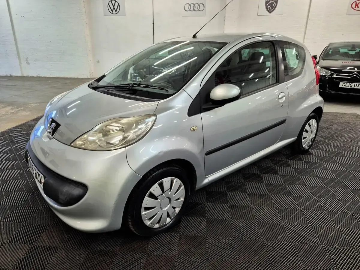 Gebraucht Peugeot 107 68 PS (50 kW) 2006 Silber Kleinwagen