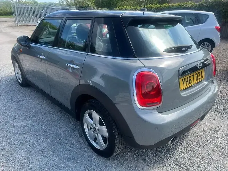 Usado Mini Cooper D Hatch 116 CV (85 kW) 2017 Gris Utilitario