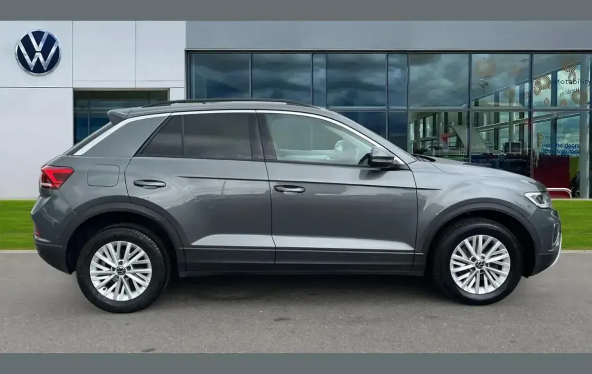 Used VW T-Roc Life 110 HP (80 kW) 2023 Indium grey metallic SUV