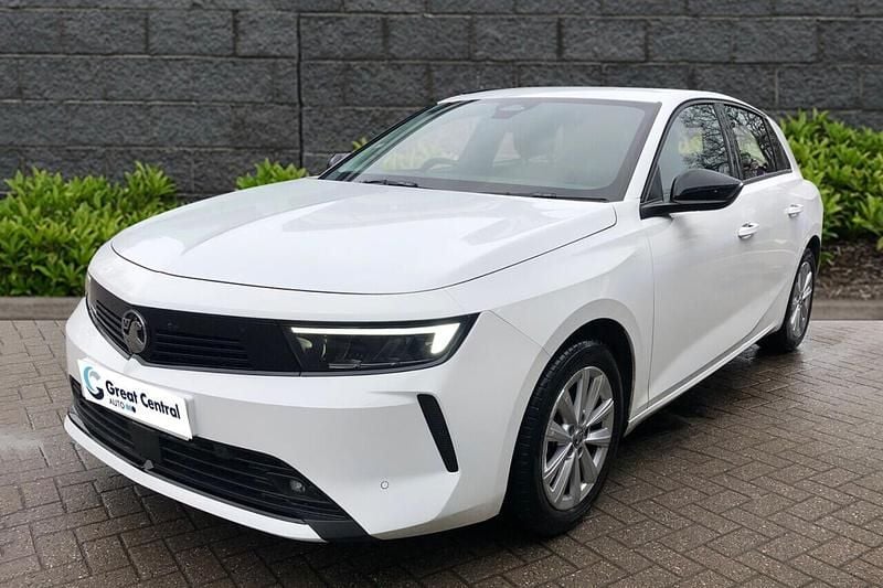 Used Vauxhall Astra Design Edition 130 HP (95 kW) 2023 White Hatchback