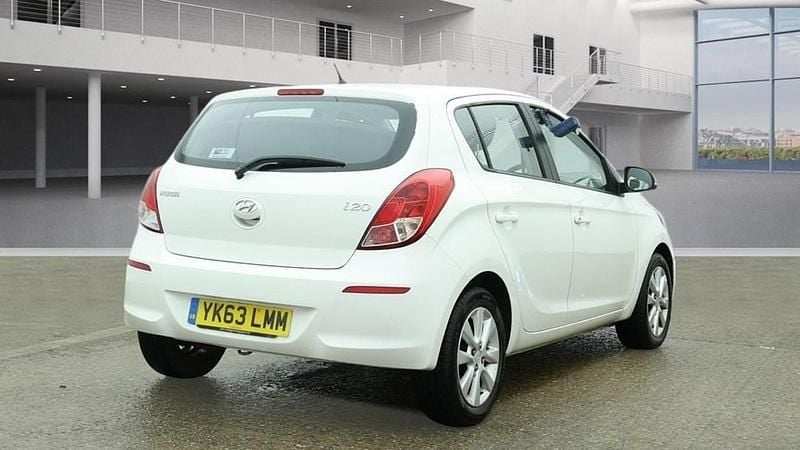 Used Hyundai i20 Active 85 HP (62 kW) 2013 White Hatchback