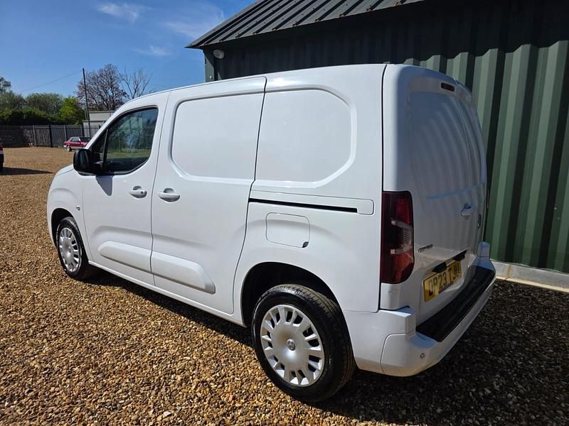 Second-hand Vauxhall Combo 100 CP (73 kW) 2023 Alb Monovolum