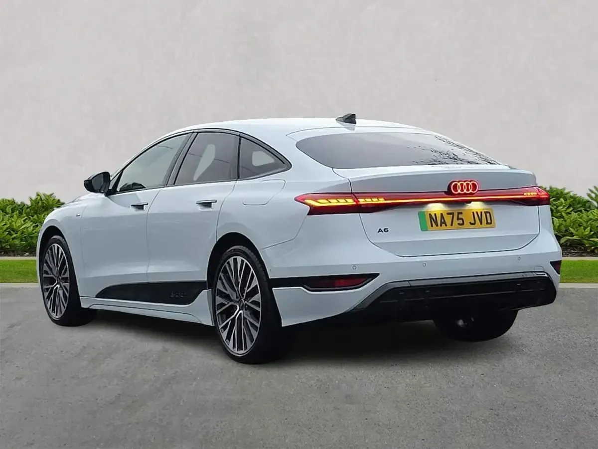 Begagnad Audi A6 e-tron Performance 269 kW (367 HK) 2025 Vit Halvkombi